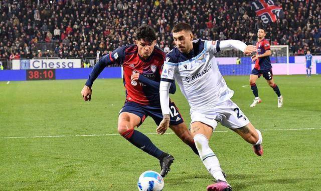 她的态度感 她的态度感